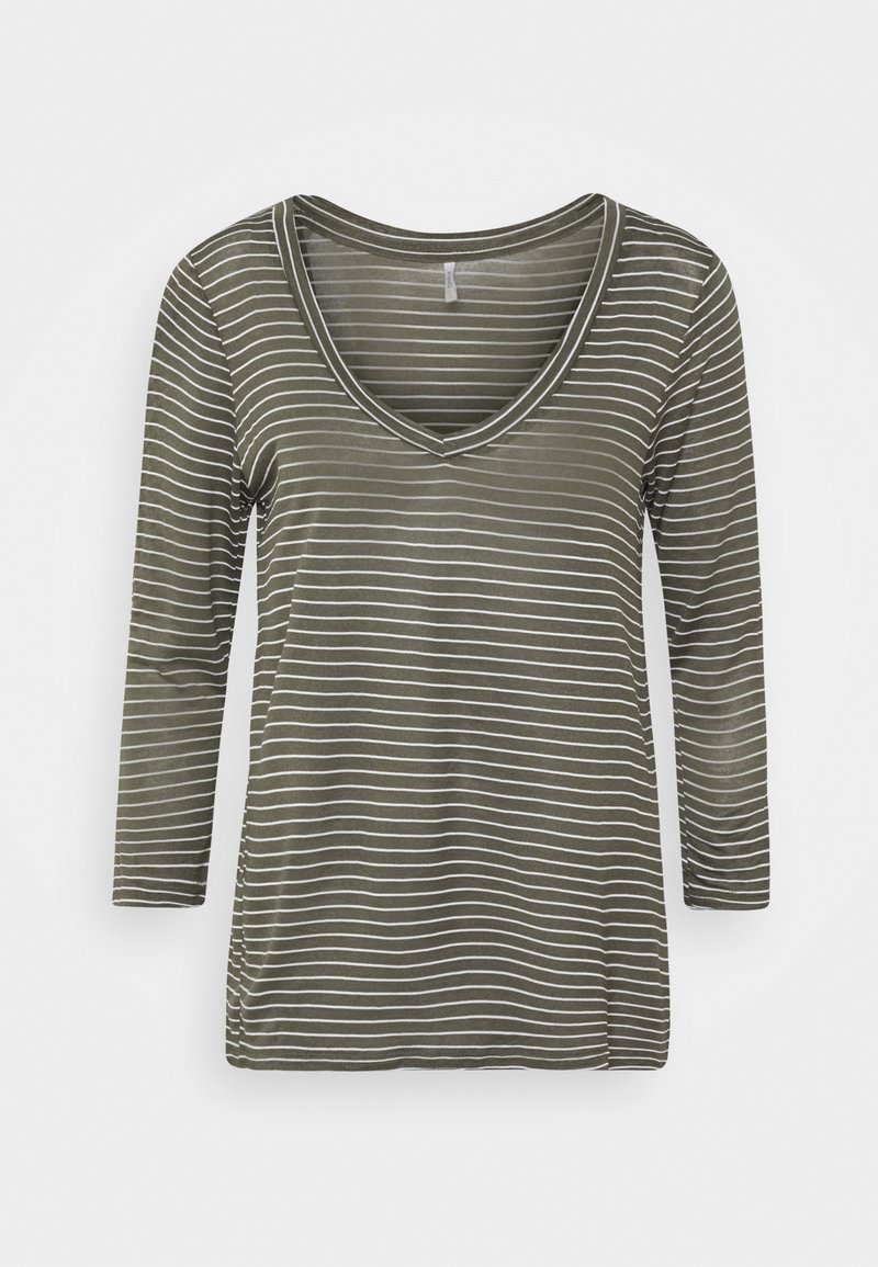 Olivegrünes gestreiftes Langarm-T-Shirt mit tiefem V-Ausschnitt, das dünne weiße horizontale Streifen und einen weichen, leichten Stoff aufweist.
