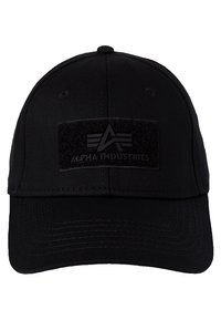 Crna bejzbol kapa od tkanine s strukturiranim dizajnom, zakrivljenim vizirinom i teksturiranim zakrpama s logotipom "Alpha Industries" na prednjoj strani.