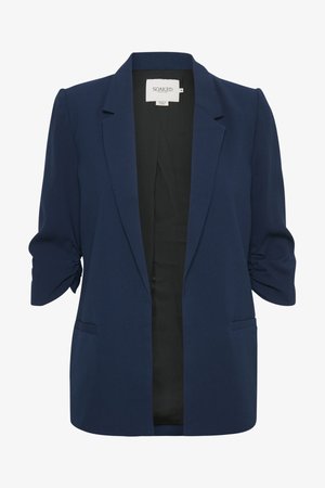Tengerészkék női blézer redőzött könyökig érő ujjakkal, nyitott elejű, hajtókás gallérral és két első hasítékzsebbel.