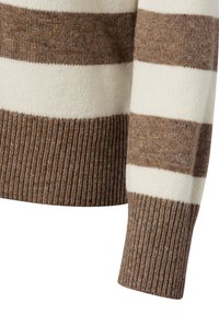 Beige und braun gestreifter Strickpullover mit gerippten Bündchen und Saum sowie verschiedenen Fasern für zusätzliche Textur. Weicher, mittelschwerer Stoff.