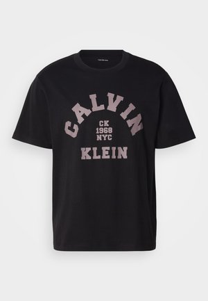 Czarny bawełniany t-shirt z okrągłym dekoltem, krótkimi rękawami oraz graficznym nadrukiem z napisem "CALVIN KLEIN", "1968" i "NYC" w kontrastowych beżowych odcieniach.