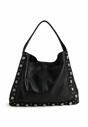 Zwarte leren tote bag met een slouchy vorm, voorzien van zilveren studs langs de zijkant voor details en een enkele schouderband.