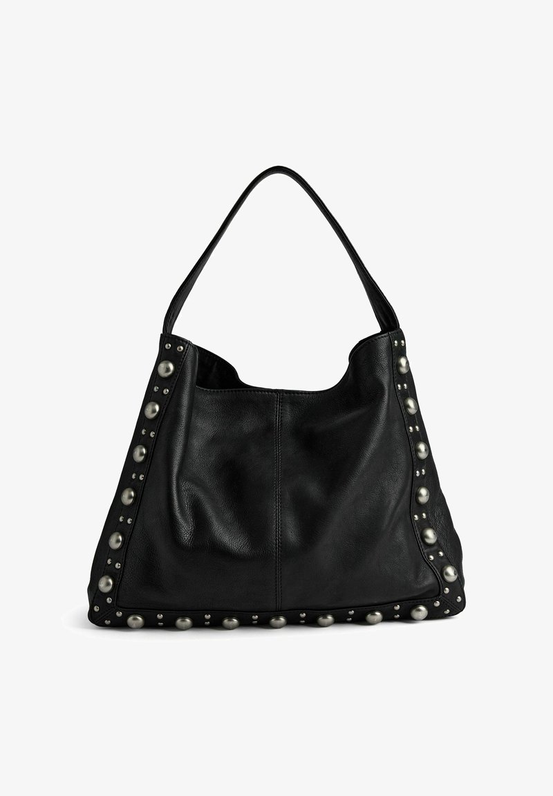 Svart läder tote-väska med en avslappnad form, prydd med silverfärgade nitar längs sidan för detaljer och en enkel axelrem.