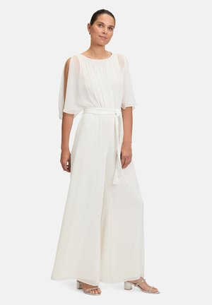 Weißer Jumpsuit mit kurzen, fließenden Ärmeln, einem gerafften Oberteil und einem Taillengürtel. Verfügt über weite Hosenbeine und eine leichte, durchsichtige Textur.