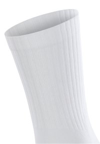 Weiße gerippte Socke mit einem strukturierten Design und einem umgeschlagenen oberen Rand, aus einem glatten Stoff für Komfort und Flexibilität.