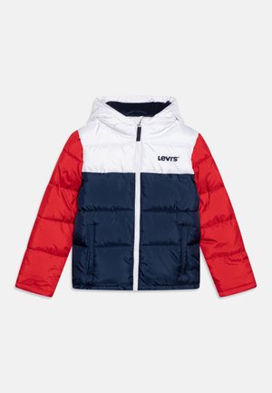 Doudoune à capuche avec blocs de couleurs, haut blanc, corps bleu marine, manches rouges, fermeture éclair devant et logo Levi's sur la poitrine.