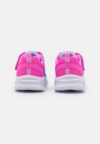 Ροζ αθλητικά παπούτσια με μπλε λεπτομέρειες, διαθέτουν μαλακό κολάρο, ρυθμιζόμενες λωρίδες και λευκή σόλα με υφή.