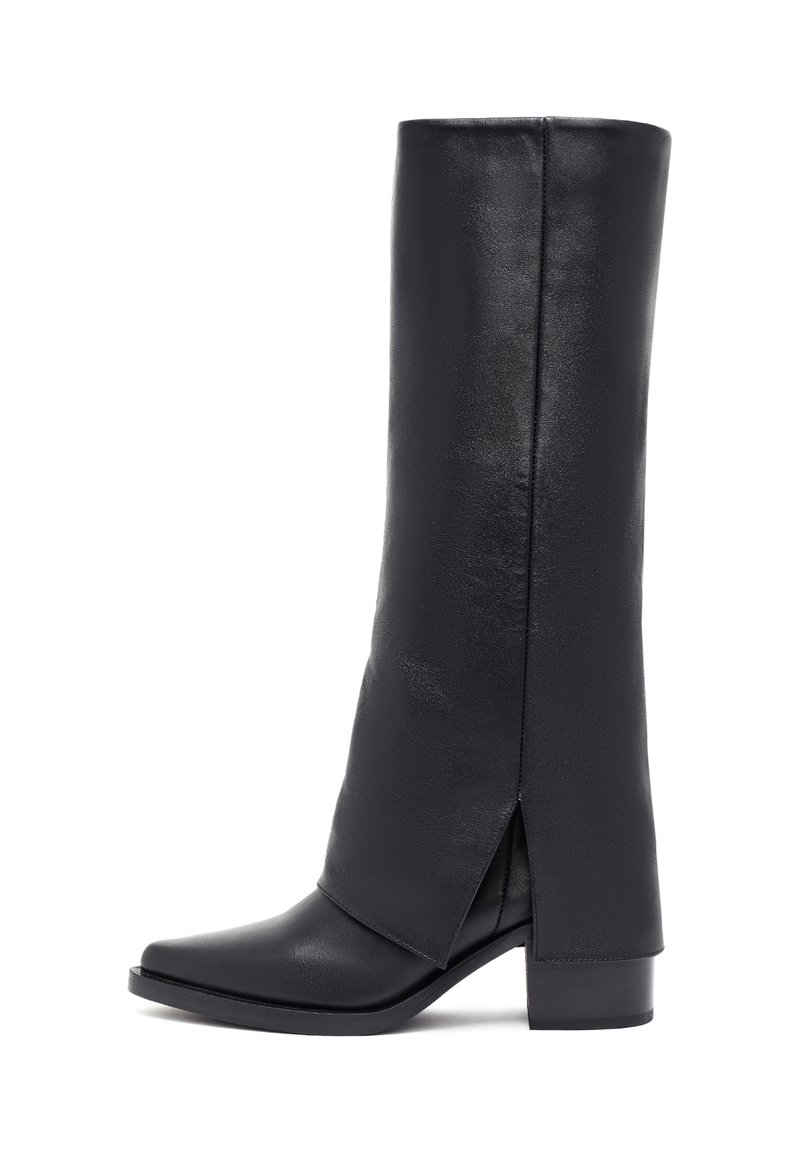 Stivale nero al ginocchio realizzato in pelle liscia con punta quadrata, tacco a blocco e un dettaglio a fessura lungo il lato esterno per un tocco di design.