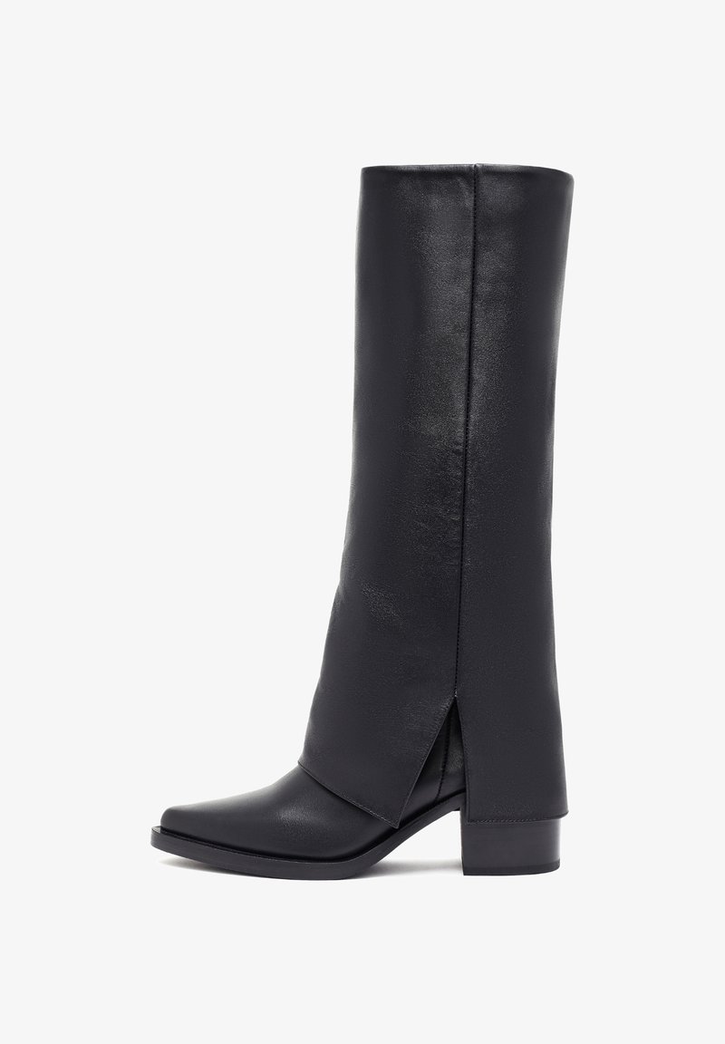 Stivale nero al ginocchio realizzato in pelle liscia con punta quadrata, tacco a blocco e un dettaglio a fessura lungo il lato esterno per un tocco di design.