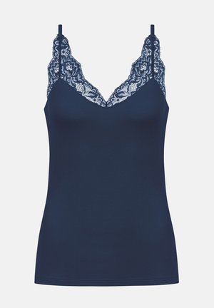 Camisole bleu marine avec des bordures en dentelle le long du décolleté en V, dotée de fines sangles réglables et d'une texture lisse.