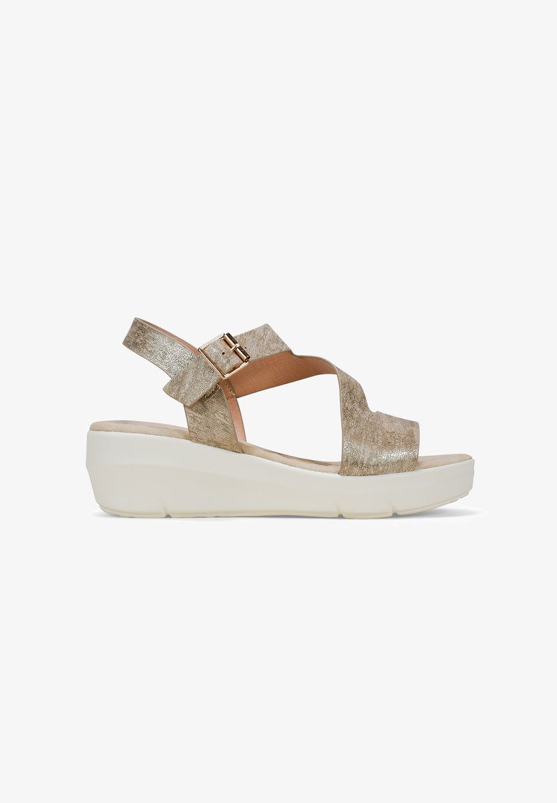 Goldene metallische Keilsandalen mit Kreuzriemen, verstellbarem Schnallenverschluss und einer hellen, dicken Sohle. Sanfte Textur und offenes Design.