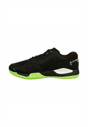 Chaussure de sport noire au design léger, avec des accents verts, une surface texturée et une semelle extérieure verte tachetée pour une meilleure adhérence.