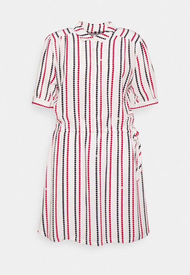 Robe rayée présentant des lignes verticales noires, rouges et blanches. Manches courtes, col et détail à nouer à la taille. Texture du tissu lisse.