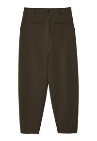 Pantaloni marroni a sigaretta con una texture liscia. Presentano passanti per la cintura, due tasche posteriori e un design della vita pulito.