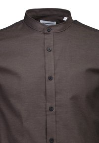 Brązowa koszula z kołnierzykiem, zapinana na guziki, z czarnymi guzikami i gładką fakturą materiału. Metka widoczna wewnątrz kołnierza.