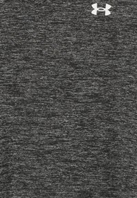 Schwarzes sportliches T-Shirt aus strukturiertem Stoff mit meliertem Muster. Mit einem weißen Under Armour-Logo auf der oberen linken Seite.