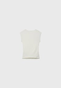 Priljubljeni kratki top s kratkimi rokavi v off-white rebrasti tkanini z zaobljenim izrezom in subtilnim detajlom na hrbtni strani za eleganten, minimalističen dizajn.