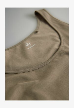 Beżowy top na ramiączkach z zaokrąglonym dekoltem i wąskimi ramiączkami. Wykonany z miękkiego, teksturowanego materiału z minimalnym oznakowaniem przy szyi.