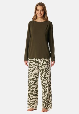 Maglia verde oliva a maniche lunghe con scollo ampio, abbinata a pantaloni larghi bianchi con motivi di foglie verdi. Tessuto dalla texture morbida.