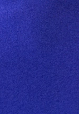 Textúrovaná tkanina v živých modrých farbách, s jemným leskom a organickým vzorom, vhodná na rôzne odevy alebo čalúnenie.