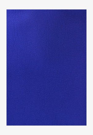 Tejido texturizado en un vibrante color azul, con un sutil brillo y un patrón orgánico, adecuado para diversas prendas o aplicaciones de tapicería.