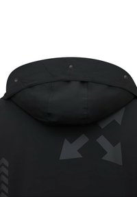 Zwarte jas met capuchon met een gladde textuur, twee drukknoopsluitingen aan de voorkant en gedurfde geometrische patronen in donkergrijs.