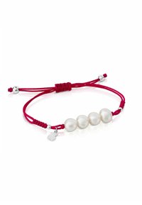 Pulsera de cordón rojo con cuatro perlas blancas y acentos de plata. Cierre ajustable con un pequeño charm de plata adjunto.