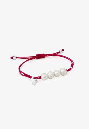 Czerwona bransoletka z koralików z czterema białymi perłami i srebrnymi akcentami. Regulowane zapięcie z małym srebrnym zawieszeniem.