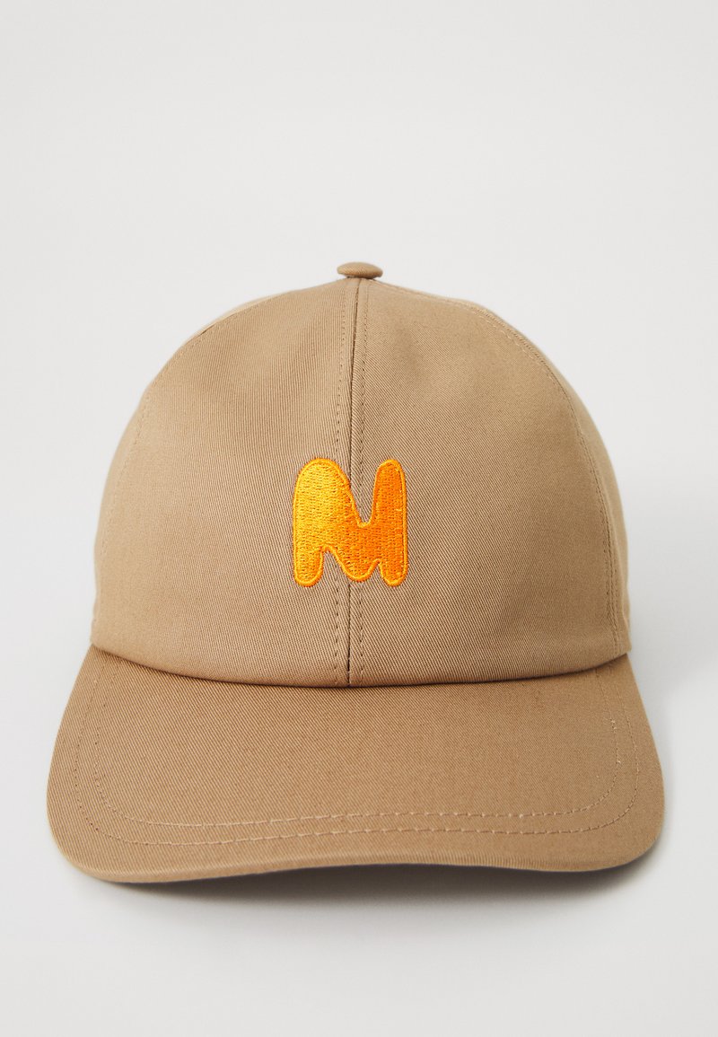 Beige Baseballkappe aus Baumwolle mit strukturiertem Design. Auf der Vorderseite befindet sich ein orangefarbenes, gesticktes "M". Flacher, länglicher Schirm.