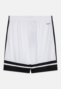 Pantalones cortos deportivos blancos con franjas laterales negras y bandas horizontales en negro y blanco cerca del dobladillo, que presentan un pequeño logo de "AEROREADY" en la cinturilla.