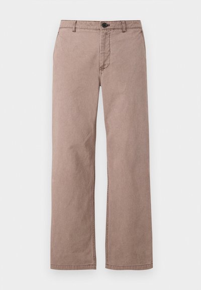 Brūnas kokvilnas bikses ar taisnu sagriezumu, priekšējām kabatām, jostu cilpām un augšējo pogu aizdari. Gluda tekstūra ar minimāliem šuvju detalizējumiem.