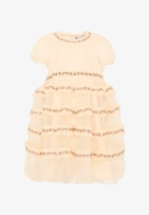Robe crème à volants superposés avec manches bouffantes, brodée de fleurs roses et vertes le long du décolleté et des volants en étages.
