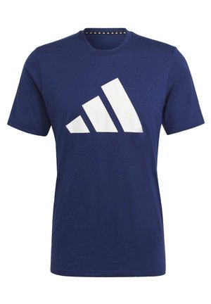 Tamnoplava pamučna majica s velikim bijelim Adidas logotipom sprijeda. Okrugli izrez i kratki rukavi. Glatka tekstura.