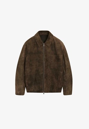 Giacca in suede marrone con colletto, chiusura frontale con zip, due tasche laterali e cuciture a vista. Finitura liscia e strutturata.
