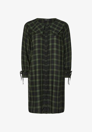 Sort og grønternet kjole med en stor krave, der har en knaplukning foran og trekvartærmer med snøre detaljer.