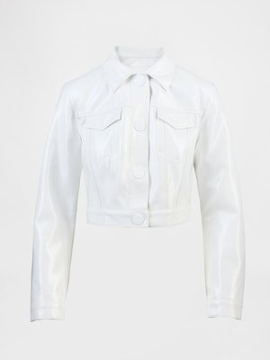 Chaqueta blanca de cuero sintético recortada con un cuello puntiagudo, dos bolsillos en el pecho y grandes botones. Textura suave con un acabado brillante.