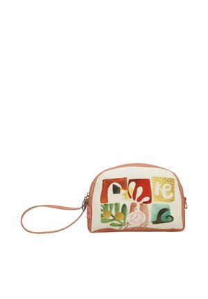 Piccola borsa da polso con motivi astratti a quadrati colorati e tracolla beige, dotata di chiusura con zip e con il nome del marchio "Anekke" sulla parte anteriore.