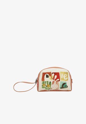 Piccola borsa da polso con motivi astratti a quadrati colorati e tracolla beige, dotata di chiusura con zip e con il nome del marchio "Anekke" sulla parte anteriore.