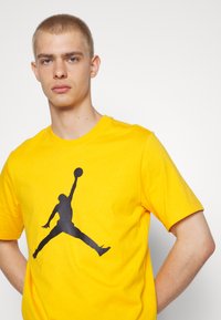 Jordan JUMPMAN SS CREW - T-shirt estampada - taxi