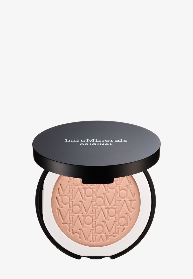 Poudre Bare Minerals Original dans un compact circulaire noir. La poudre est rose clair avec un motif texturé du nom de la marque. Le couvercle s'ouvre vers le haut.