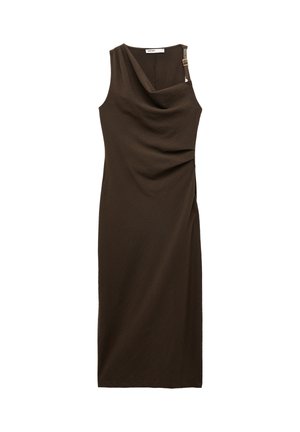 Mouwloze donkerbruine midijurk met gedrapeerde halslijn en gouden gespdetail op één schouderband.
