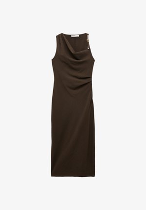 Robe midi sans manches brun foncé avec encolure drapée et détail boucle dorée sur une bretelle.