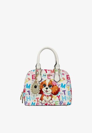 Weiße Handtasche mit bunten Buchstaben, ein Cartoon-Hund mit Blumenhalsband und ein hängender Perlen-Schlüsselanhänger mit Augenmotiv.