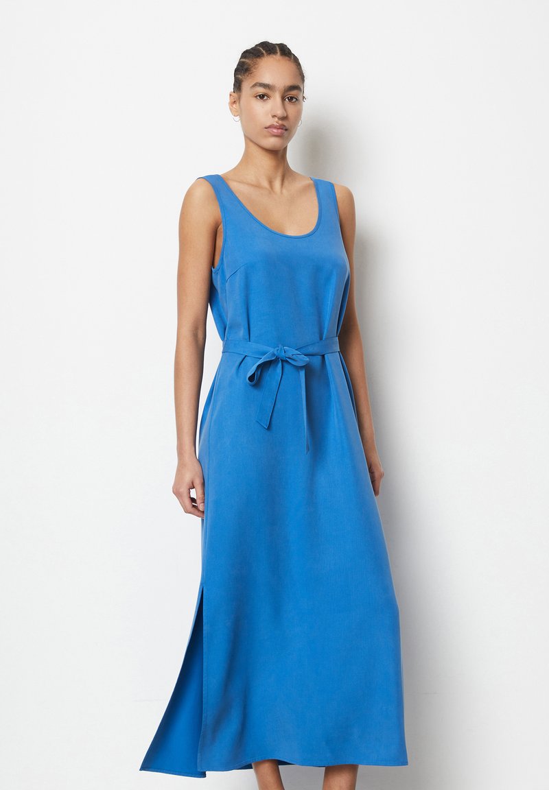Ärmelloses, bodenlanges, blaues Kleid aus glattem Stoff, mit einem Taillengürtel, seitlichem Schlitz und Rundhalsausschnitt für eine taillierte Silhouette.