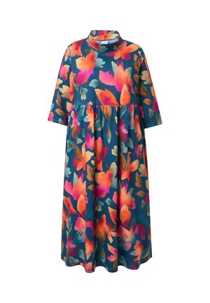 Blomstret kjole med høj krave, korte ærmer, markeret talje og en udvidet nederdel. Farverigt mønster med pink, orange og turkis blomster på en mørkeblå baggrund.