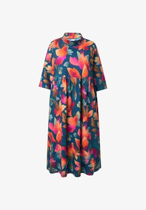 Květinové šaty s vysokým límcem, krátkými rukávy, zavazováním v pase a rozšířenou sukní. Barevný vzor s růžovými, oranžovými a tyrkysovými květy na tmavě modrém pozadí.