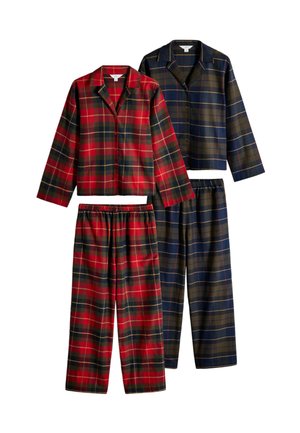 Dos conjuntos de pijamas de cuadros con camisetas abotonadas de manga larga y pantalones con cintura elástica, uno en tonos rojo y negro, el otro en tonos azul marino y marrón.