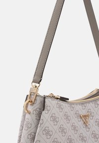 Sac à main gris à motif, fabriqué en matériau synthétique texturé avec des éléments dorés, équipé d'une bandoulière et d'un compartiment zippé.