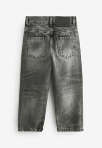 Pantalones vaqueros de mezclilla gris con una textura desvanecida, diseño de pierna recta, estilo de cinco bolsillos y un parche de cuero negro en la cinturilla.