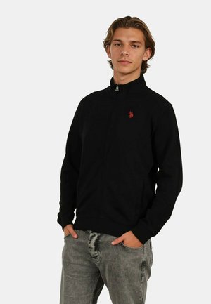 Schwarze Kapuzenjacke aus einem Baumwoll-Mischgewebe mit rotem Logo auf der linken Brust, ausgestattet mit einem hohen Kragen und gerippten Bündchen.